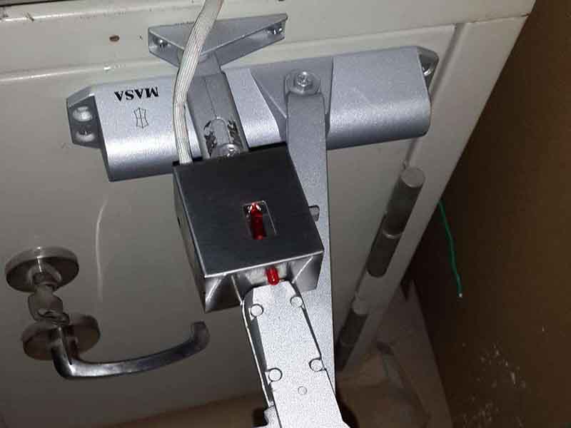 德陽(yáng)閉門(mén)器安裝的兩個(gè)簡(jiǎn)單方式，平行安裝和上門(mén)框安裝